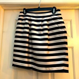 BANANA REPUBLIC Black and White satin mini skirt with pockets